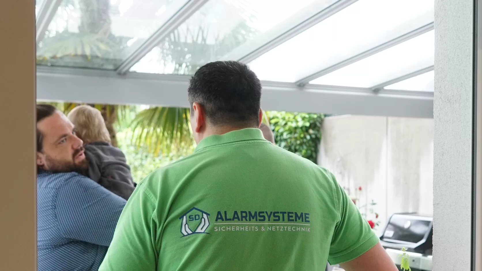 Mitarbeiter von SD Alarmsysteme bei einem Termin vor Ort