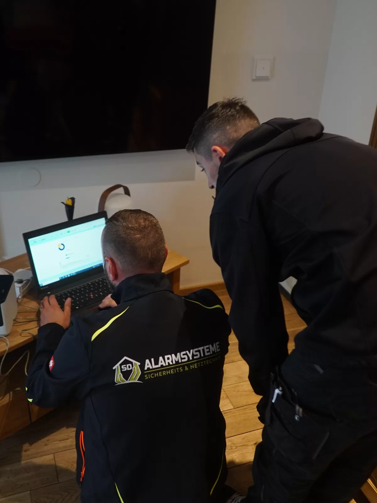 Fachkräfte von SD Alarmsysteme bei der technischen Abstimmung